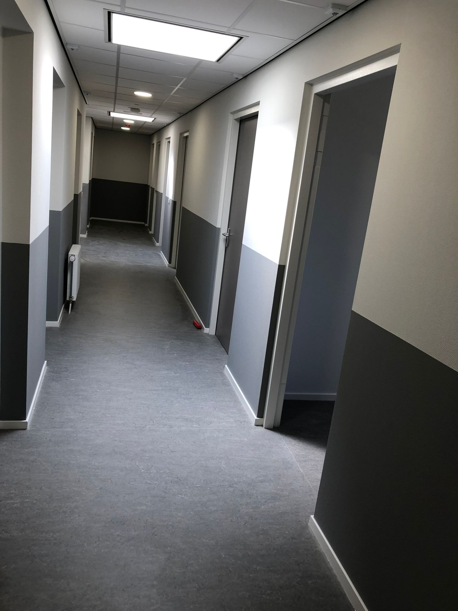 Strak geschilderde gang met wanden en deuren in Waspik