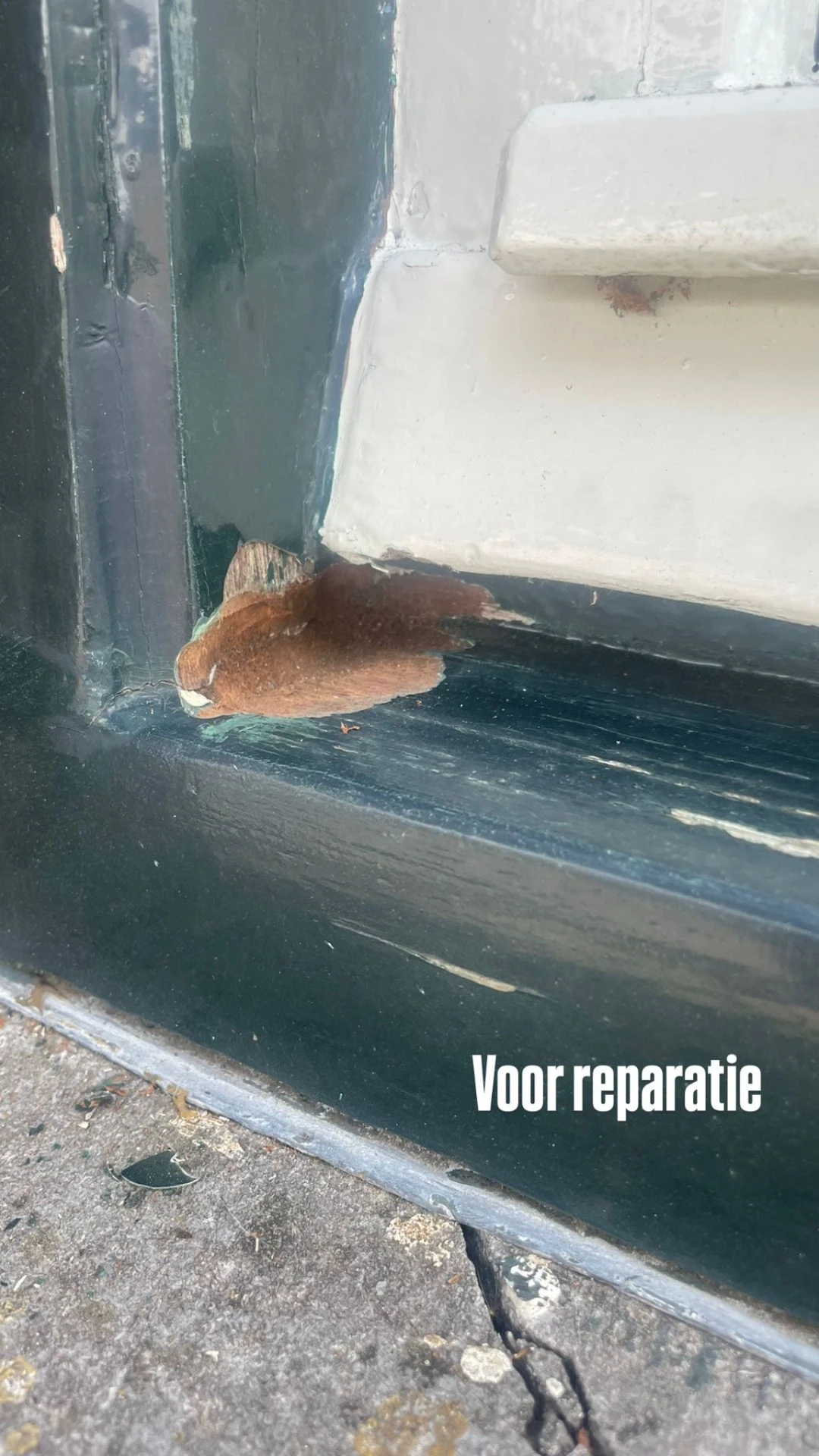 Houtrot bij een kozijnhoek voor herstel